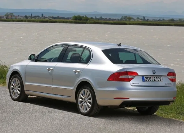 Skoda Superb 2013 седан — 4