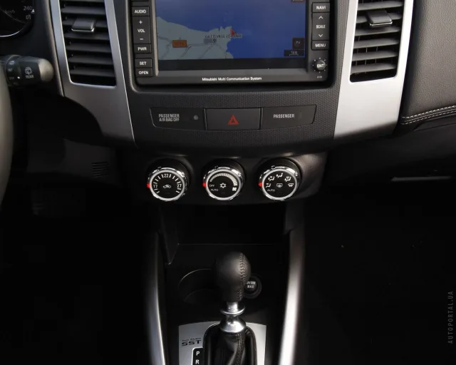 Mitsubishi Outlander XL кросовер — 6