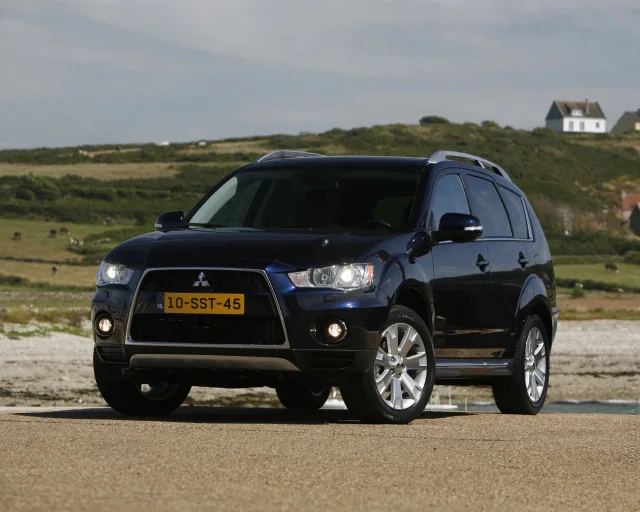 Mitsubishi Outlander XL кросовер — 23