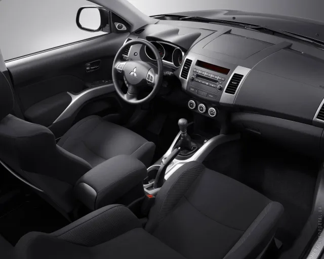 Mitsubishi Outlander XL кросовер — 7