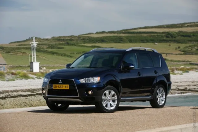 Mitsubishi Outlander XL кросовер — 16