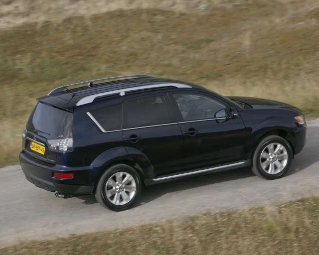 Mitsubishi Outlander XL кросовер — 14