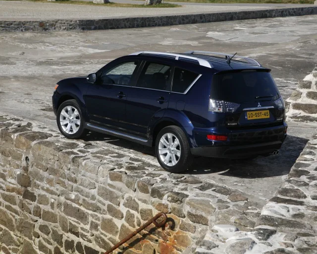 Mitsubishi Outlander XL кросовер — 24