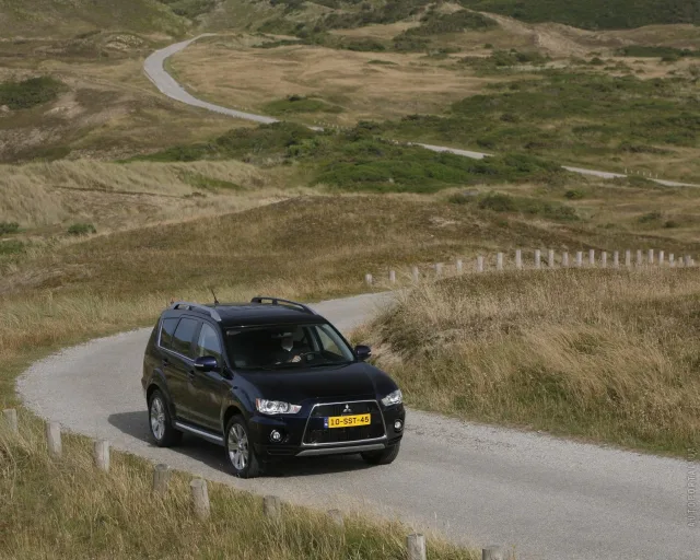 Mitsubishi Outlander XL кросовер — 22