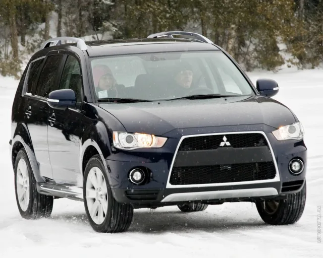 Mitsubishi Outlander XL кросовер — 17