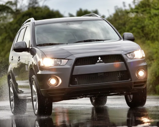 Mitsubishi Outlander XL кросовер — 25