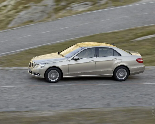 Mercedes-Benz E-Class W212 седан — 22