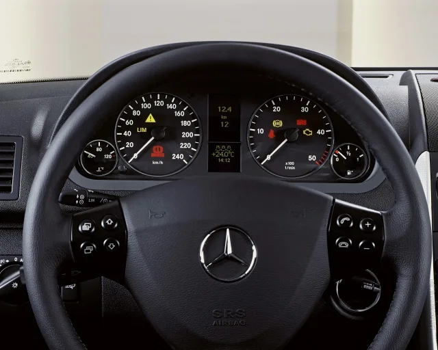 Mercedes-Benz A-Class 2004 3-door microvan — 6
