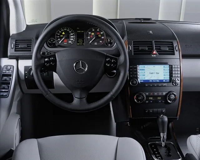 Mercedes-Benz A-Class 2004 3-door microvan — 10