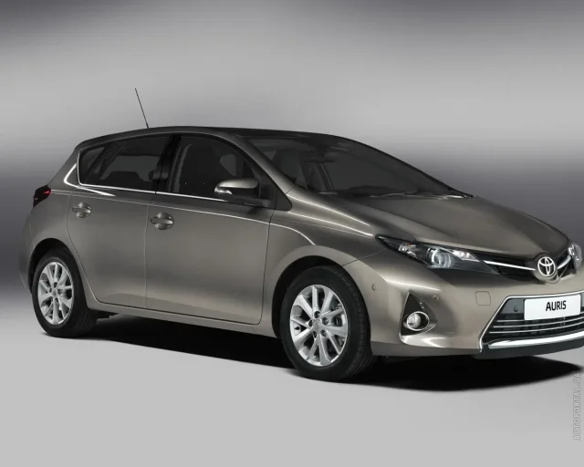 Toyota Auris 2013 хетчбек — 2