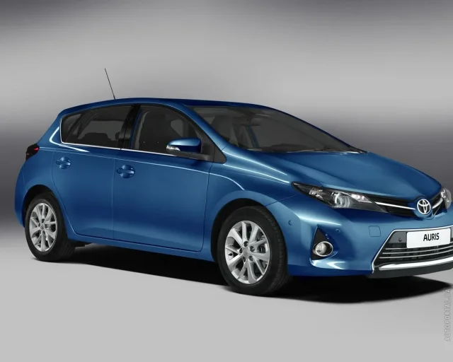 Toyota Auris 2013 хетчбек — 10
