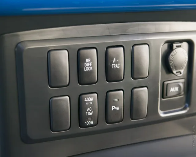 Toyota FJ Cruiser SUV — 8