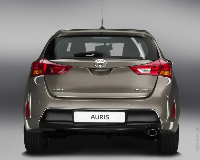 Toyota Auris 2013 хетчбек — 9