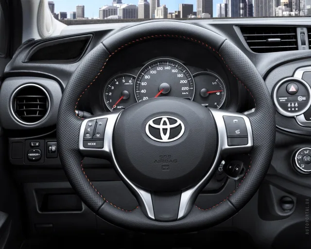 Toyota Yaris 2012 хетчбек — 7