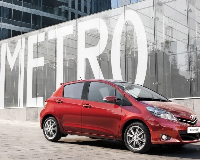 Toyota Yaris 2012 хетчбек — 23