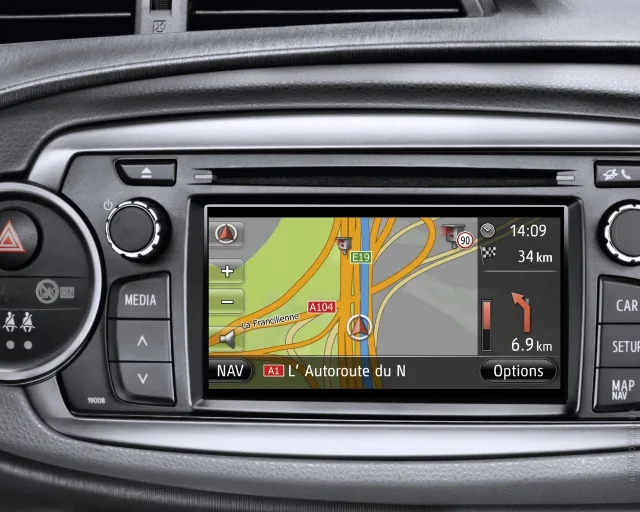 Toyota Yaris 2012 хетчбек — 6