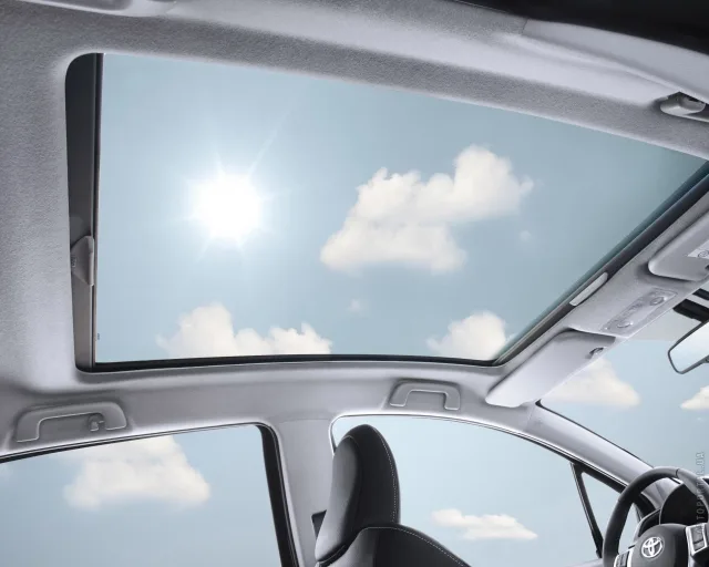 Toyota Yaris 2012 хетчбек — 14