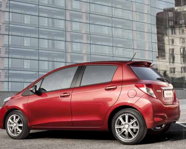 Toyota Yaris 2012 хетчбек — 22