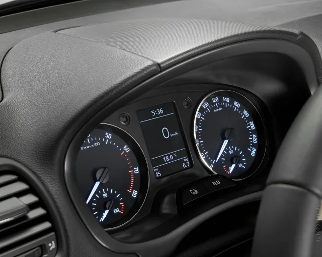 Skoda Fabia 2010 хетчбек — 6