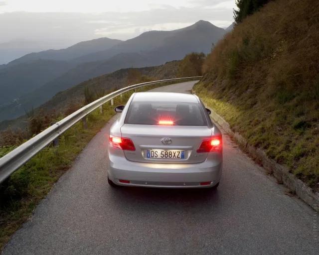 Toyota Avensis 2009 sedan — 25