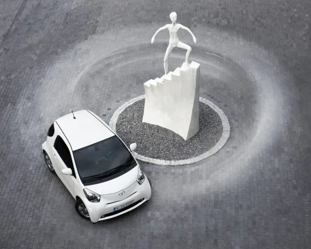 Toyota iQ хетчбек — 17