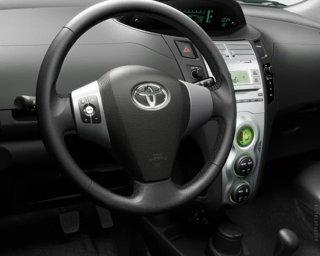 Toyota Yaris 2005 (Тойота Ярис) 3-х дверный хэтчбек — 25