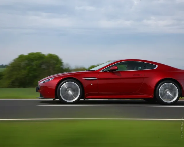 Aston Martin V12 Vantage sports car — 11