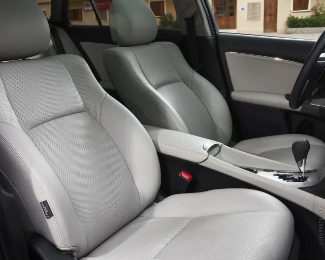 Toyota Avensis Tourer 2012 station wagon — 14