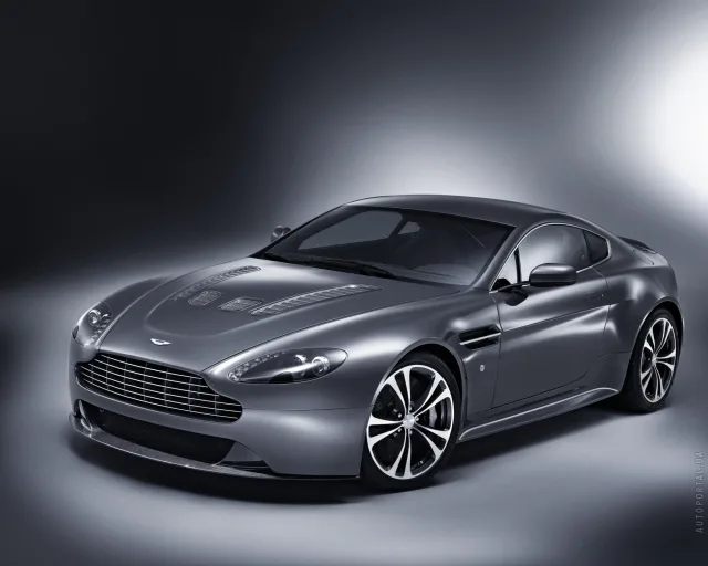 Aston Martin V12 Vantage sports car — 6