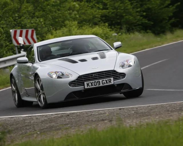 Aston Martin V12 Vantage sports car — 14