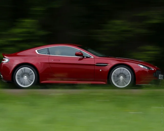 Aston Martin V12 Vantage sports car — 5