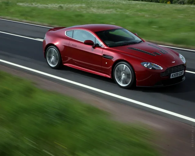 Aston Martin V12 Vantage sports car — 20