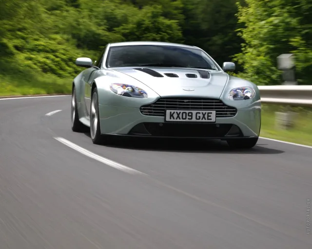 Aston Martin V12 Vantage sports car — 13