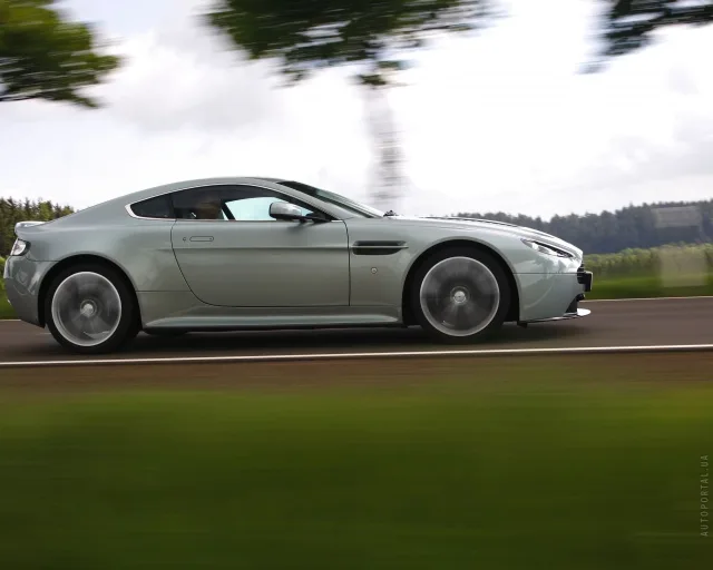 Aston Martin V12 Vantage sports car — 21