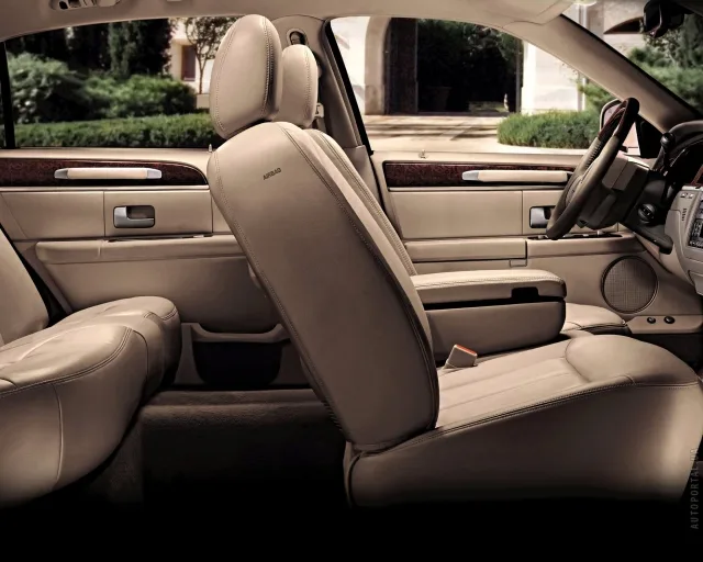 Lincoln Town Car (Линкольн Таун Кар) cедан — 2