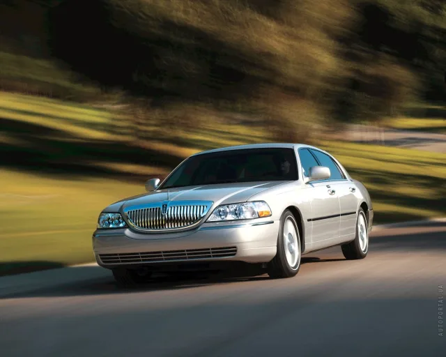Lincoln Town Car (Линкольн Таун Кар) cедан — 9