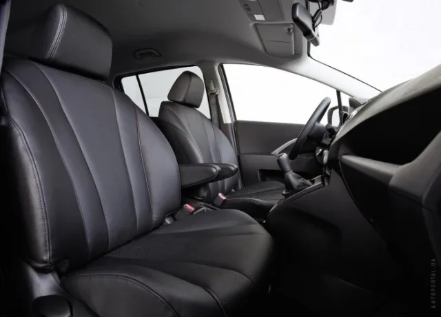 Mazda 5 2013 minivan — 4