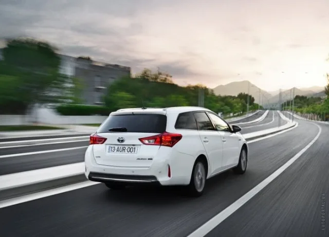 Toyota Auris Touring Sports (Тойота Аурис Туринг Спортс) универсал — 10