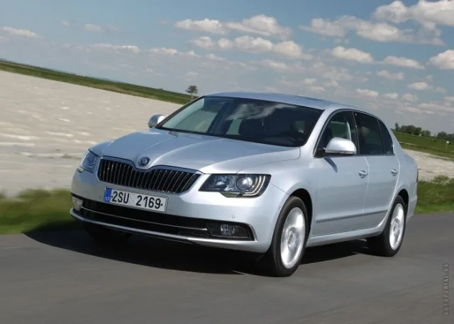 Skoda Superb 2013 седан — 6