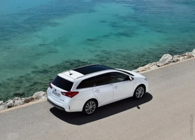 Toyota Auris Touring Sports (Тойота Аурис Туринг Спортс) универсал — 9