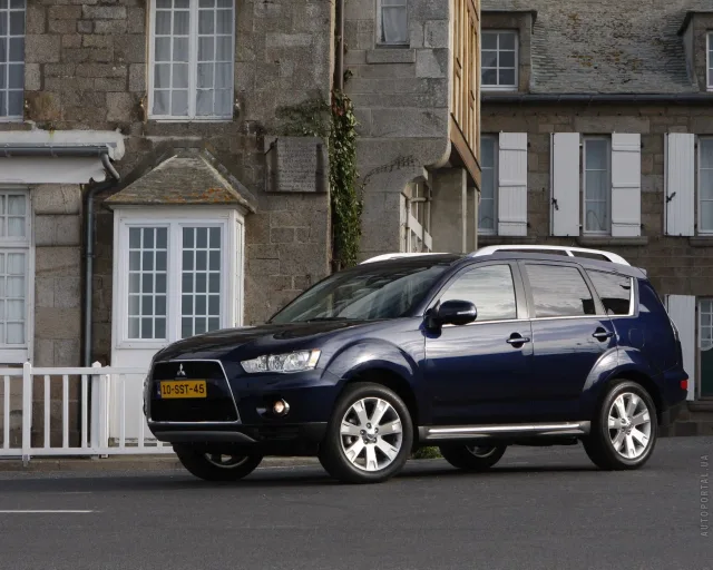 Mitsubishi Outlander XL кросовер — 11