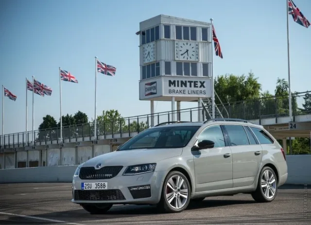 Skoda Octavia Combi RS A7 2013 station wagon — 7