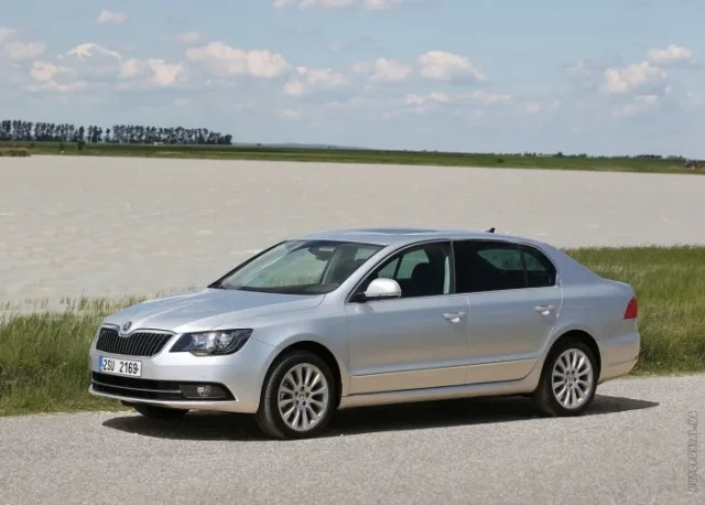 Skoda Superb 2013 седан — 5