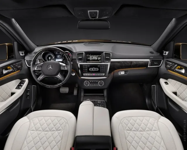 Mercedes-Benz GL-Class 2012 позашляховик — 10