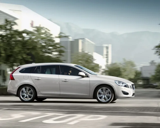 Volvo V60 2010 універсал — 21