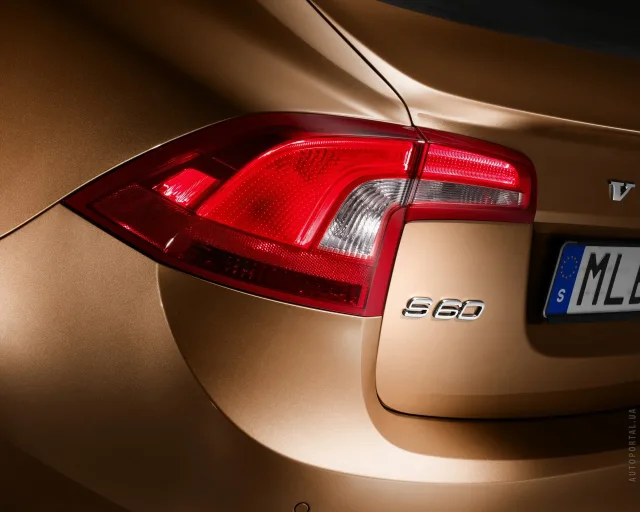 Volvo S60 2010 седан — 25