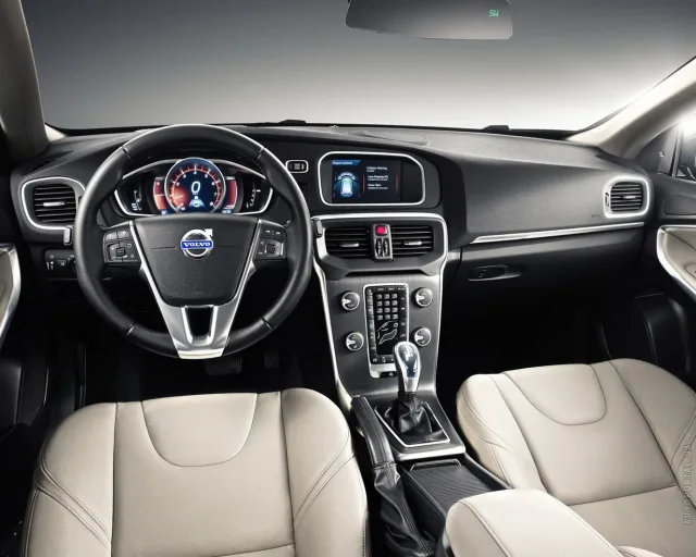 Volvo V40 2.0 D3 MT Base — 2