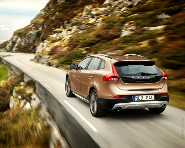 Volvo V40 Cross Country кросовер — 13