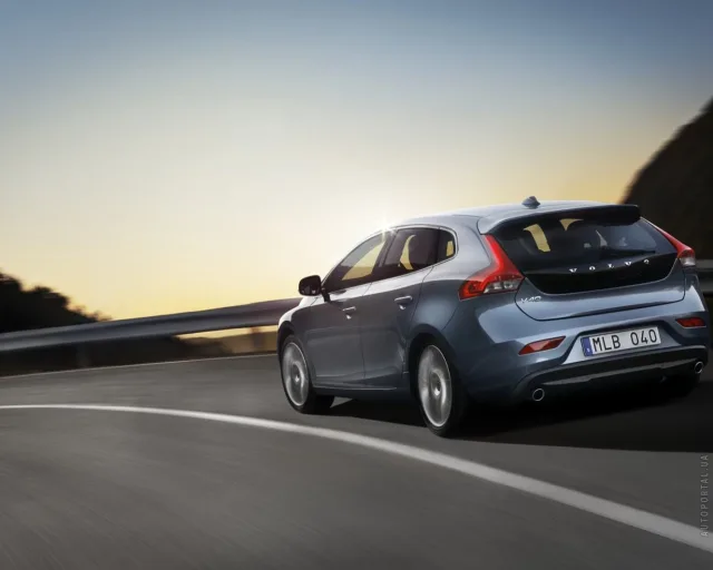 Volvo V40 2.0 D3 MT Base — 9