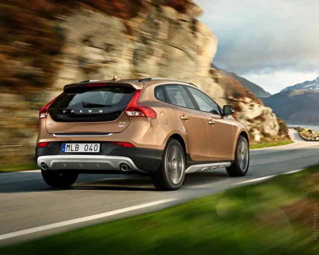 Volvo V40 Cross Country кросовер — 20